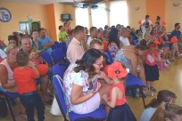 Dzieci wręczają balony serduszka rodzicom